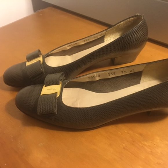 Salvatore Ferregamo Vara Bow Leather Pumps (Size 7.5) - Picture 3 of 11